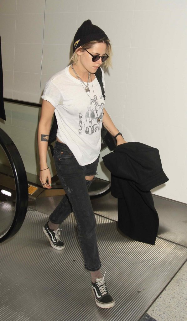 Kristen Stewart Was Seen at LAX Airport in Los Angeles-2