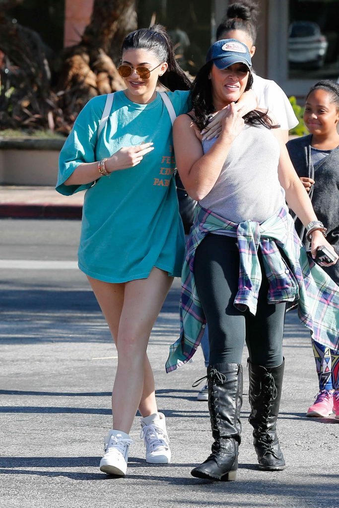 Kylie Jenner Was Seen After a Sushi Lunch at Bui Sushi in Malibu-2