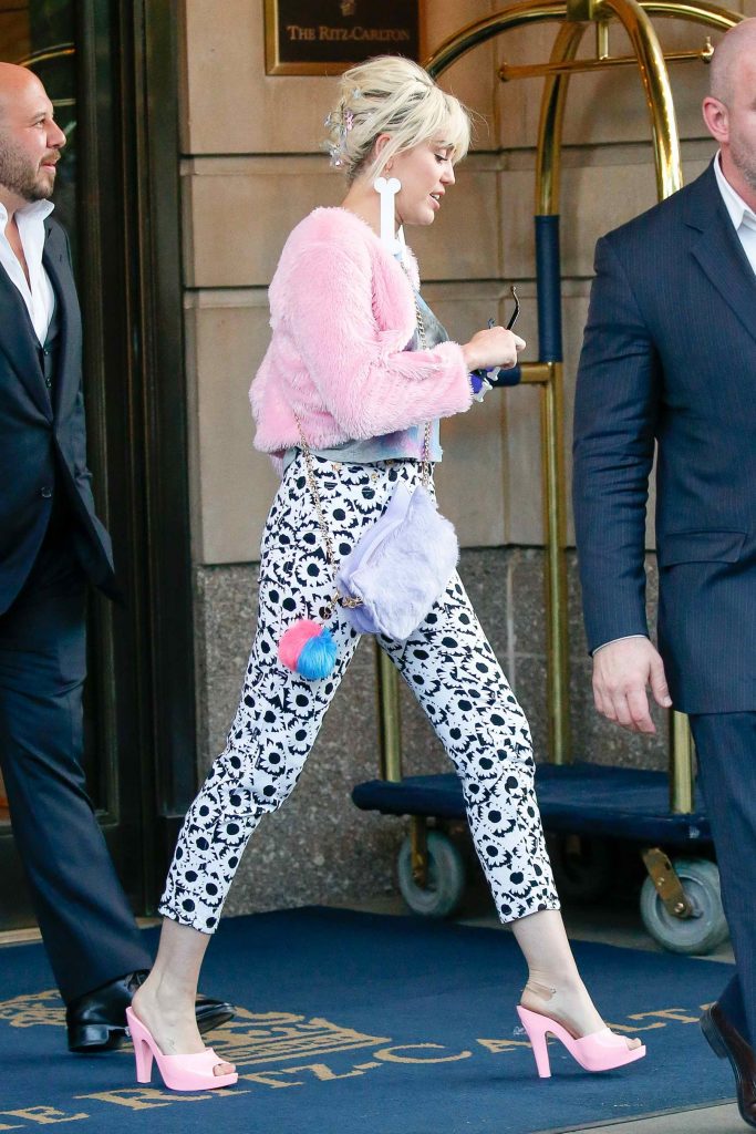 Miley Cyrus Spends Time With Her Fans in NYC-2