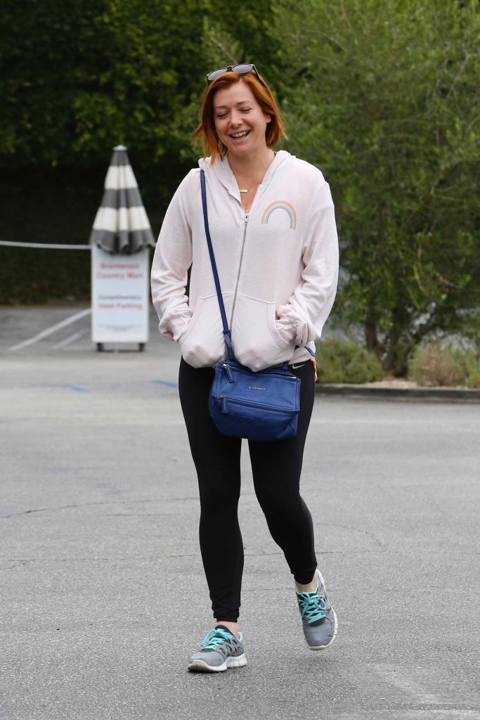 Alyson Hannigan Grabs Coffee at Brentwood Country-3