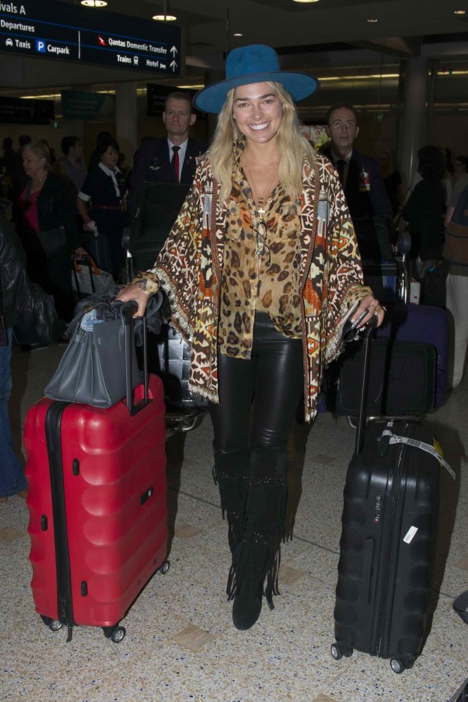 Ashley Hart Arrives in Sydney From Los Angeles-2
