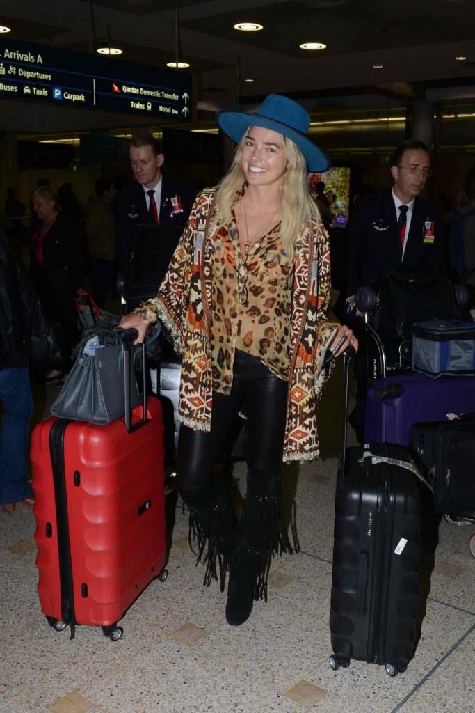 Ashley Hart Arrives in Sydney From Los Angeles-3