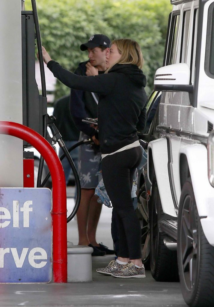 Hilary Duff at a Gas Station in Beverly Hills-2