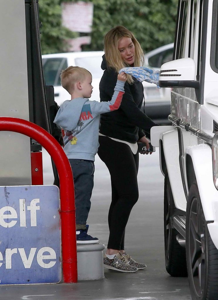 Hilary Duff at a Gas Station in Beverly Hills-3