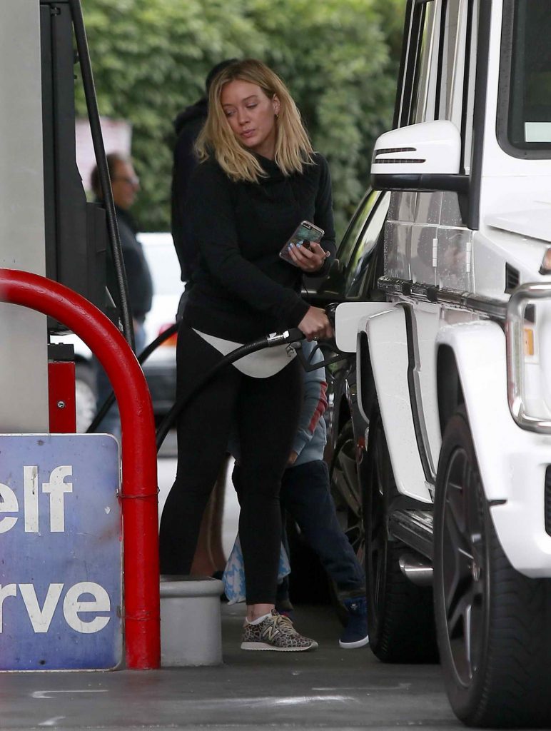 Hilary Duff at a Gas Station in Beverly Hills-4