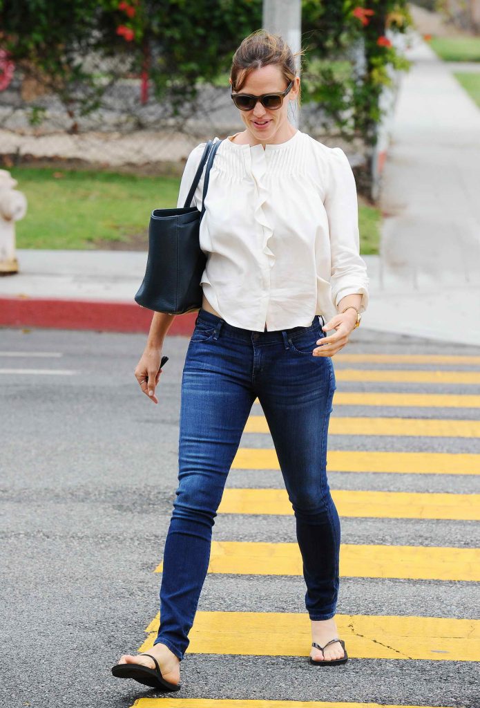 Jennifer Garner Was Seen Out in Santa Monica-3