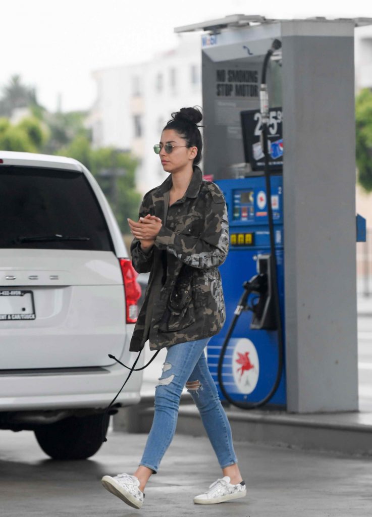 Jessica Gomes Fills Petrol Into Her Car in Los Angeles-3