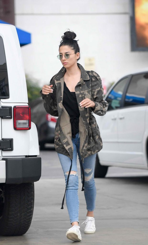 Jessica Gomes Fills Petrol Into Her Car in Los Angeles-4