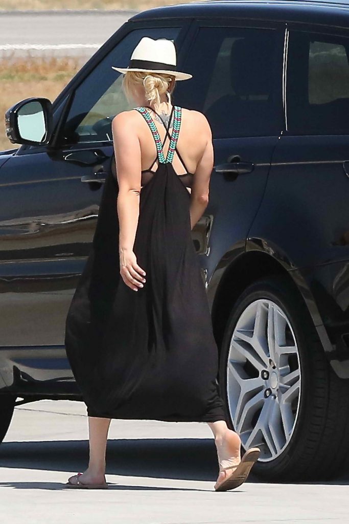 Kaley Cuoco Gets Ready to Board a Private Jet in Van Nuys-4