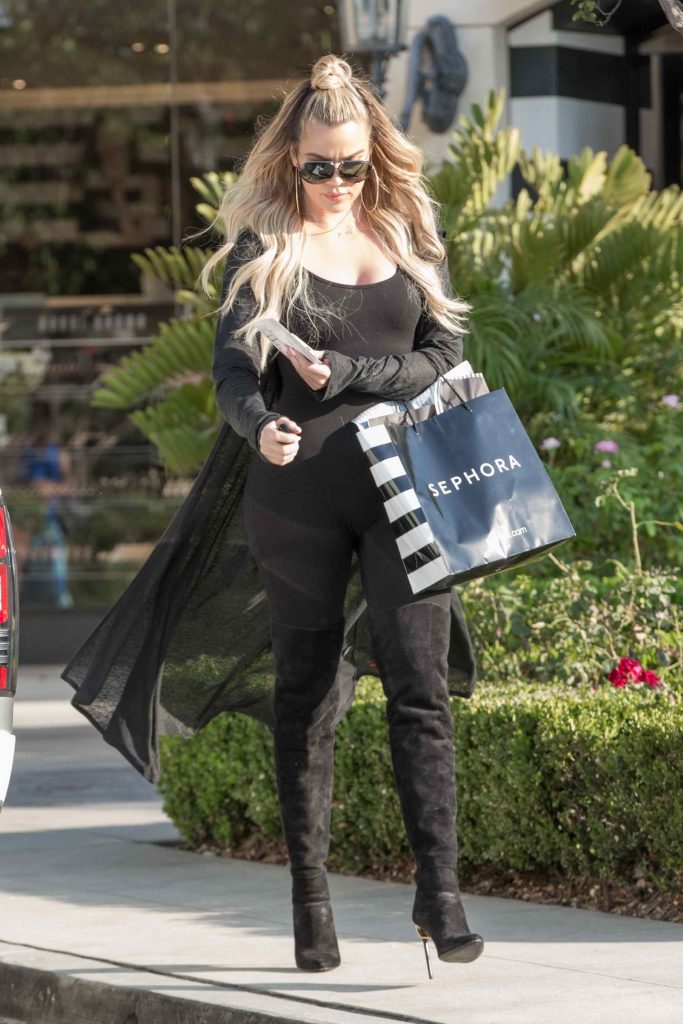 Khloe Kardashian Was Spotted Out in Calabasas-2