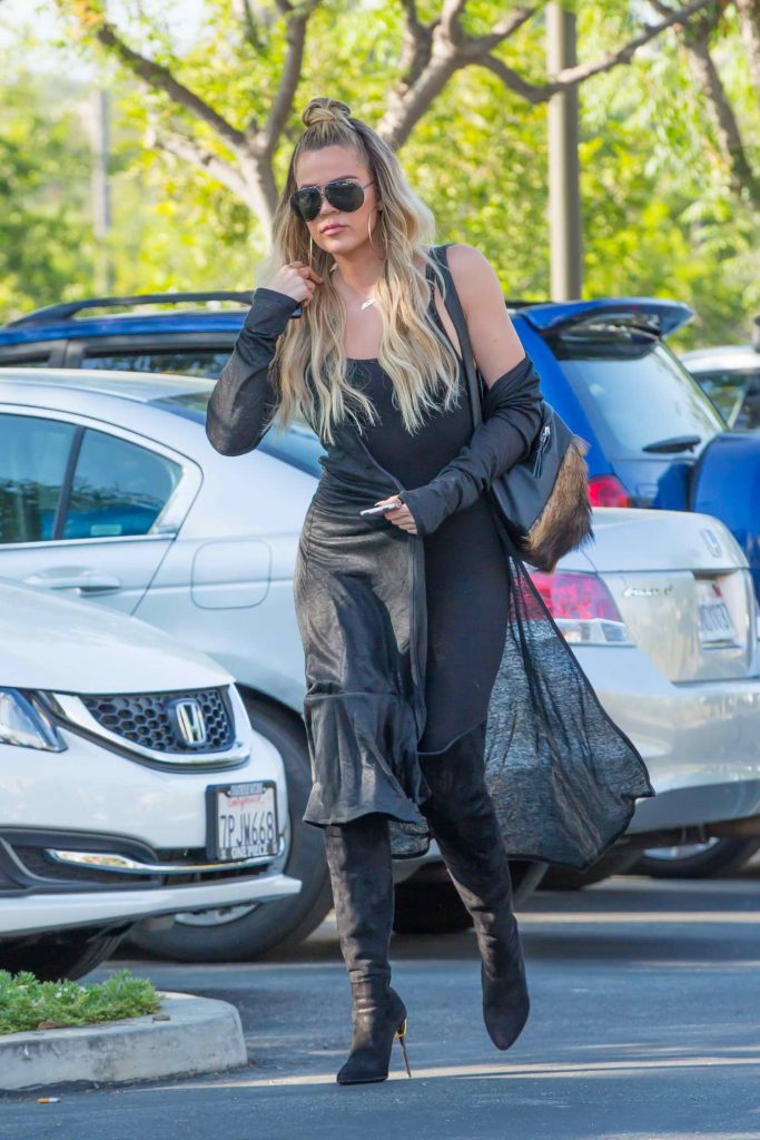 Khloe Kardashian Was Spotted Out in Calabasas-3