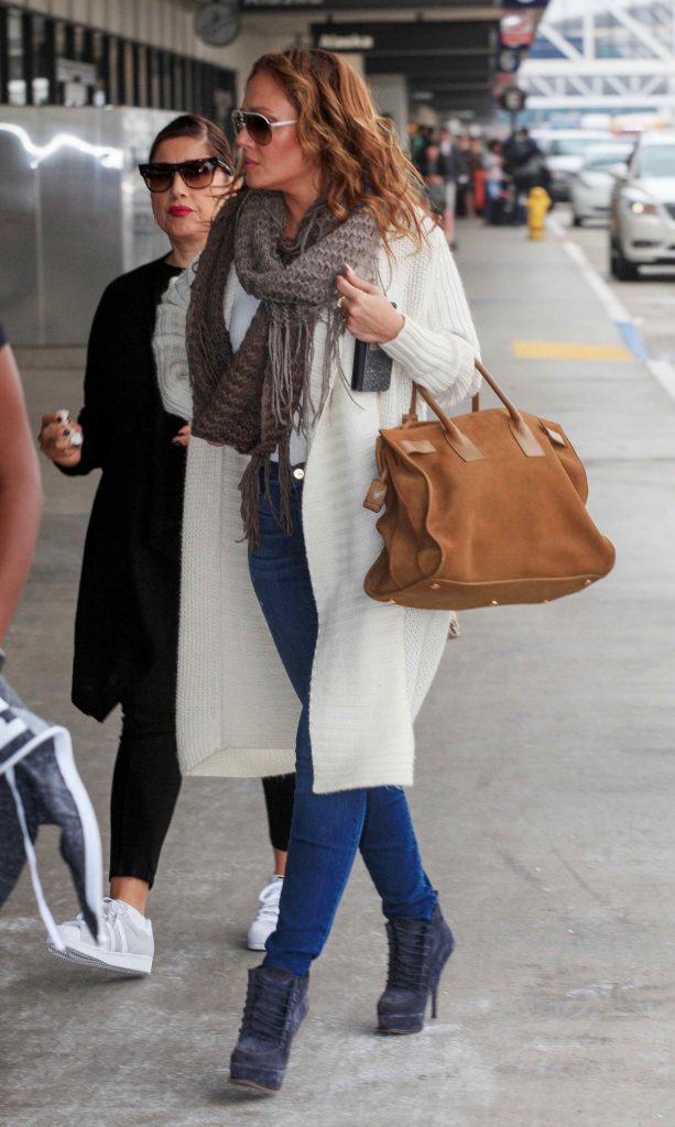Leah Remini Arrives at Los Angeles International Airport-2