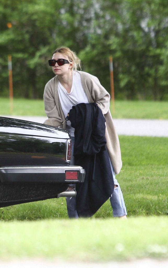 Mary-Kate Olsen in East Hampton With Her Broken Down Car-1
