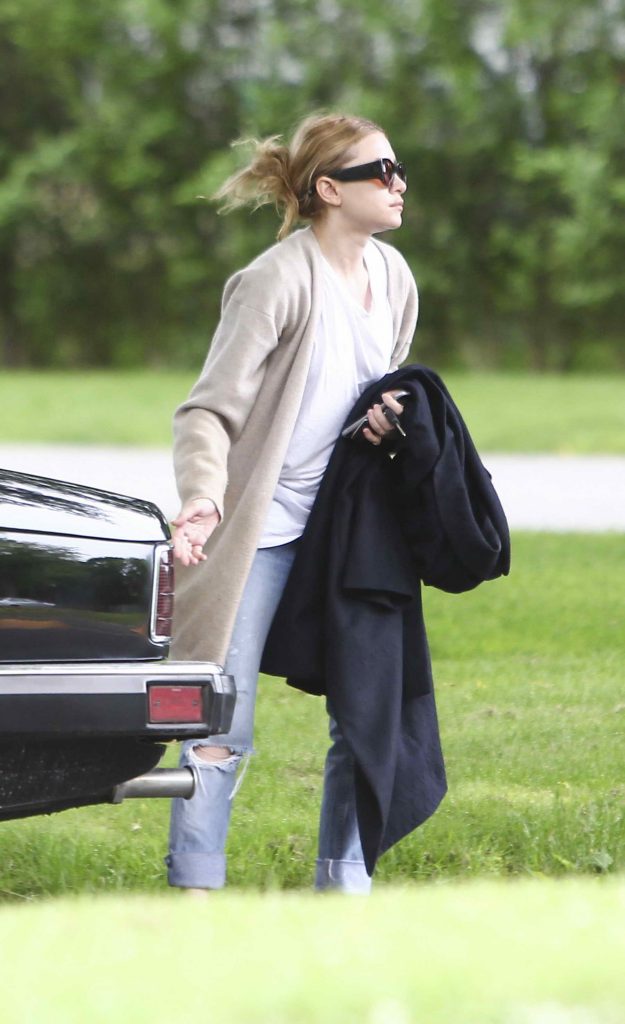 Mary-Kate Olsen in East Hampton With Her Broken Down Car-2