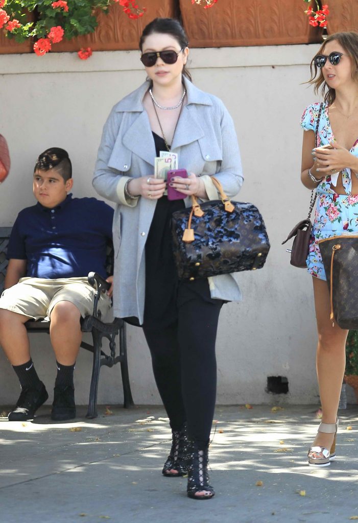 Michelle Trachtenberg Out for Lunch at Il Pastaio in Beverly Hills-1