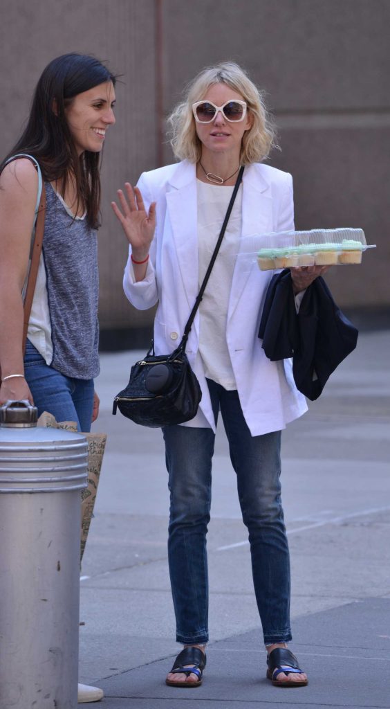 Naomi Watts Carries Cupcakes in New York-3