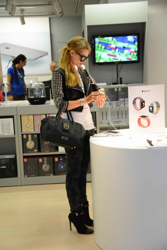 Paris Hilton Shops at the Apple Store in Milan-3