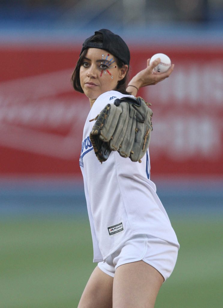 Aubrey Plaza Throws Out the First Pitch at a Dodgers Game in Los Angeles-2