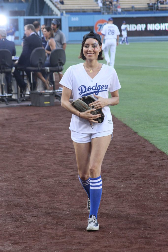 Aubrey Plaza Throws Out the First Pitch at a Dodgers Game in Los Angeles-4