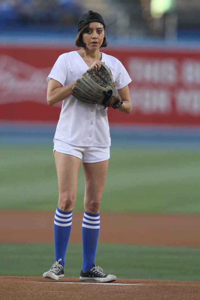 Aubrey Plaza Throws Out the First Pitch at a Dodgers Game in Los Angeles-5