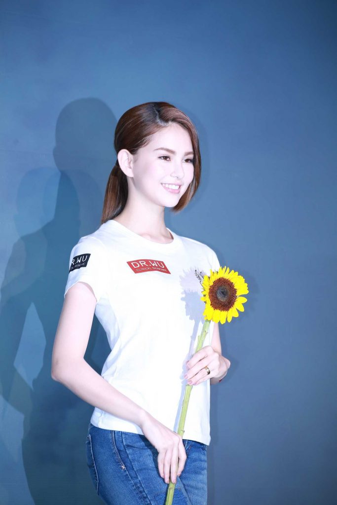 Hannah Quinlivan Attends Dr Wu Charity Conference in Taipei-3
