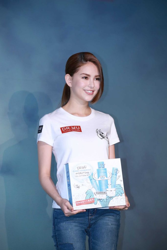 Hannah Quinlivan Attends Dr Wu Charity Conference in Taipei-5