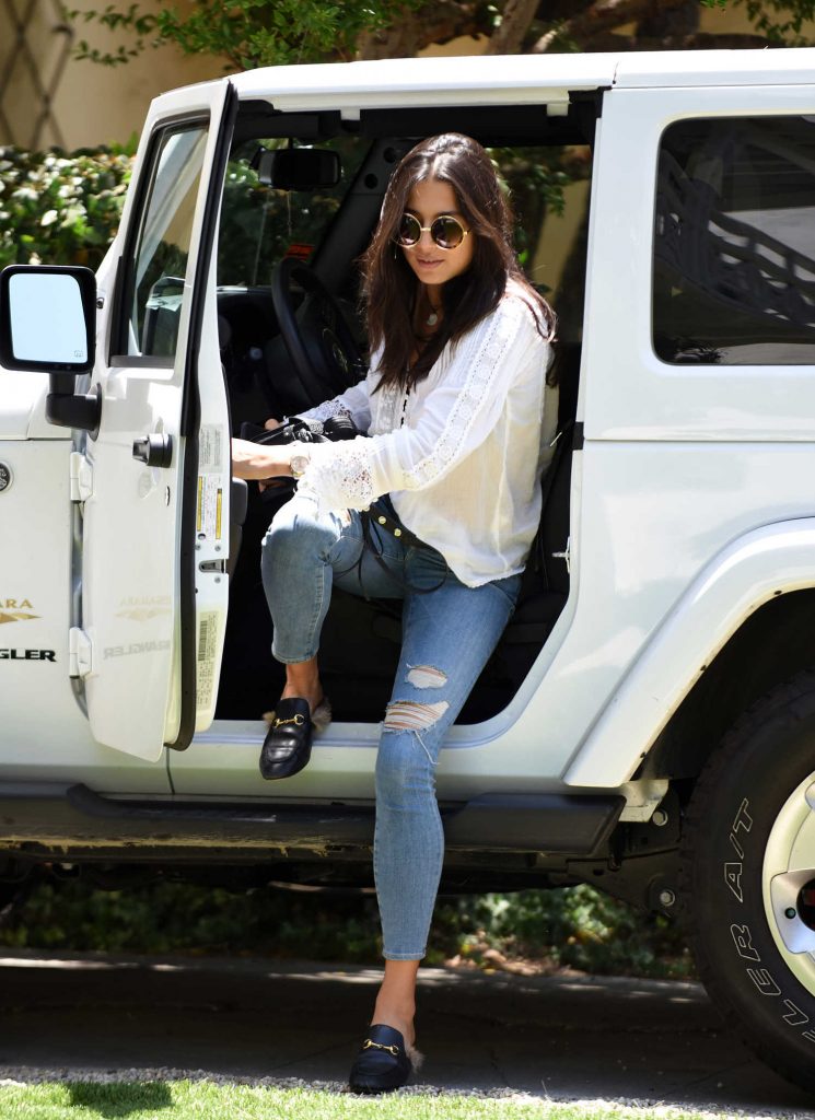 Jessica Gomes Arrives at a Friends house in LA-1