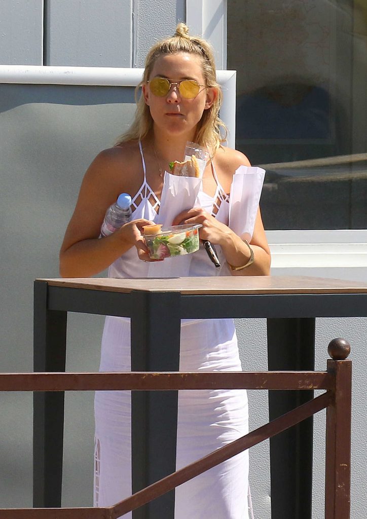 Kate Hudson Was Seen at a Gas Station in St. Tropez, France-2