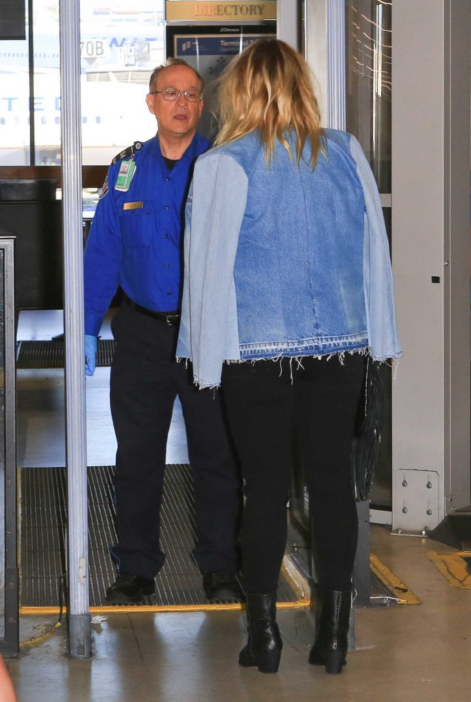 Kesha Was Seen at LAX Airport in Los Angles-3