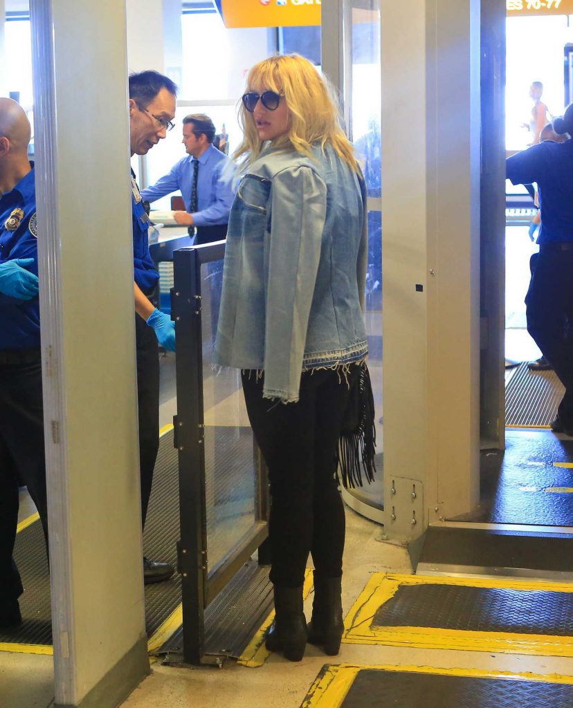 Kesha Was Seen at LAX Airport in Los Angles-4