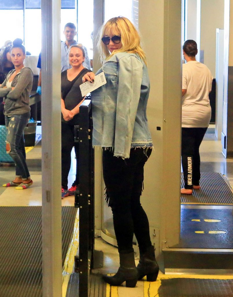 Kesha Was Seen at LAX Airport in Los Angles-5
