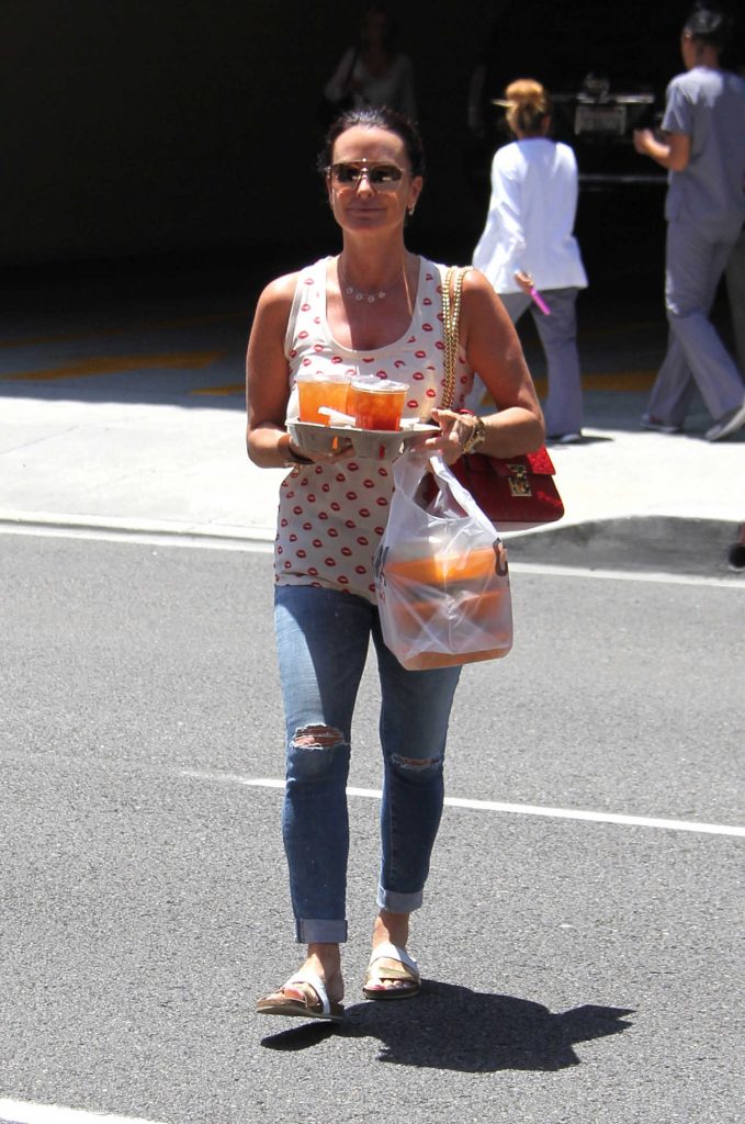 Was Seen Out in Studio City 07/14/2016-2