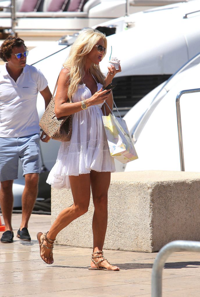 Victoria Silvstedt Was Strolling in St Tropez-2