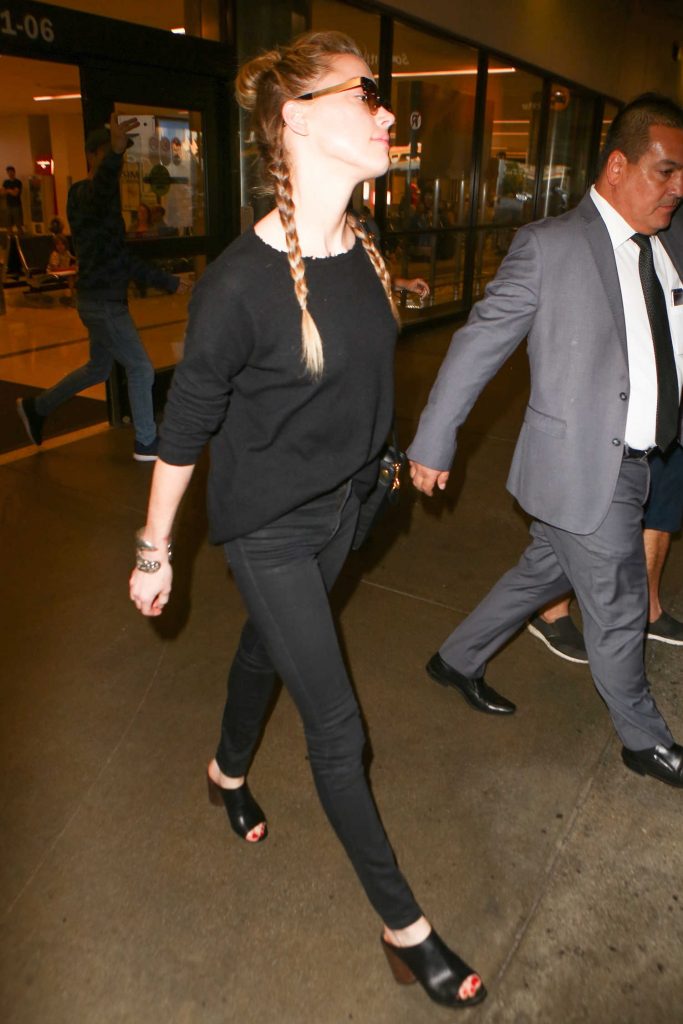Amber Heard Arrives at LAX Airport in Los Angeles-4
