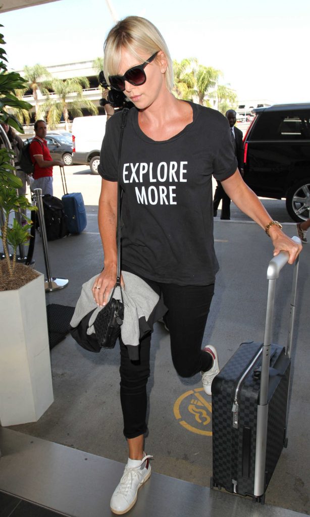 Charlize Theron Arrives at LAX Airport in Los Angeles-4