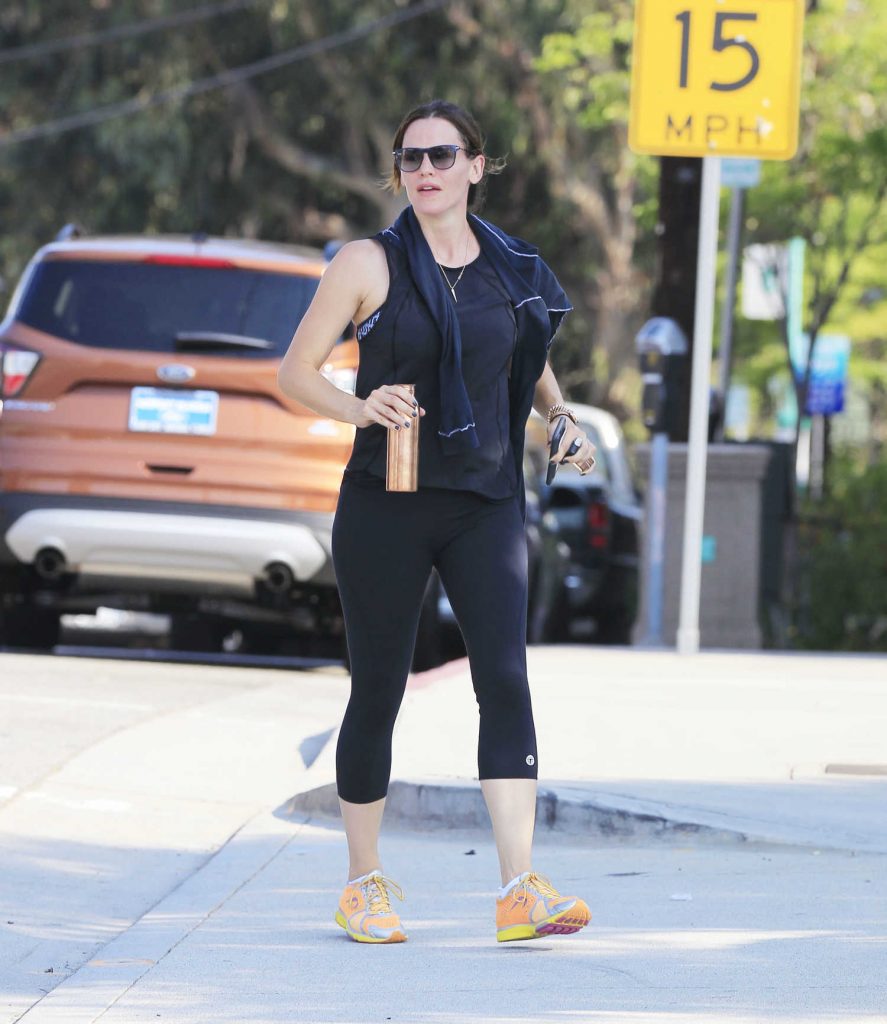 Jennifer Garner Leaves Her Workout in Brentwood-2