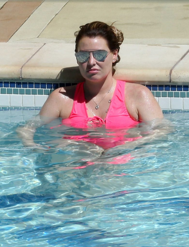 Jessica Wright in a Pink Bikini at a Poolside in a Las Vegas Hotel-1