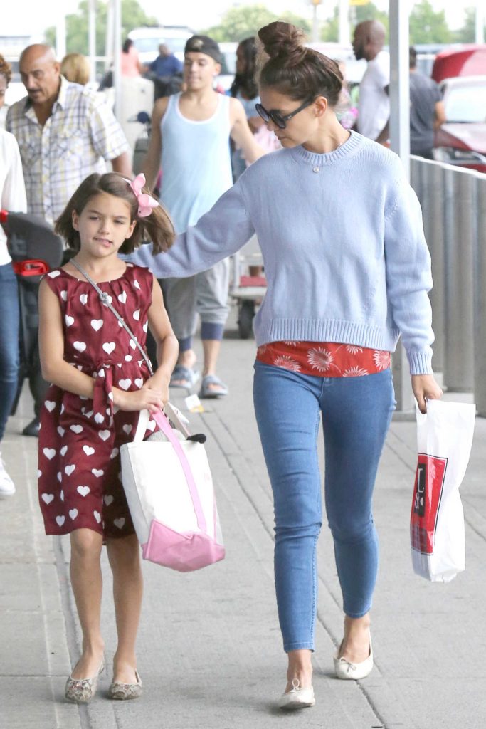 Katie Holmes Goes Shopping New York-5