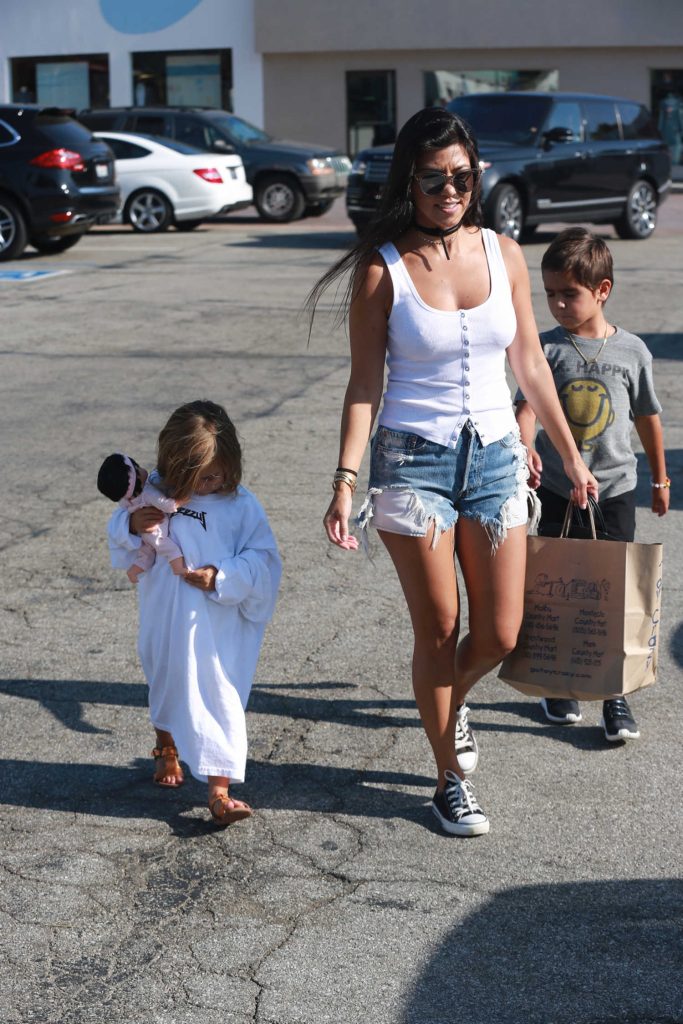 Kourtney Kardashian Goes Shopping in Malibu-2