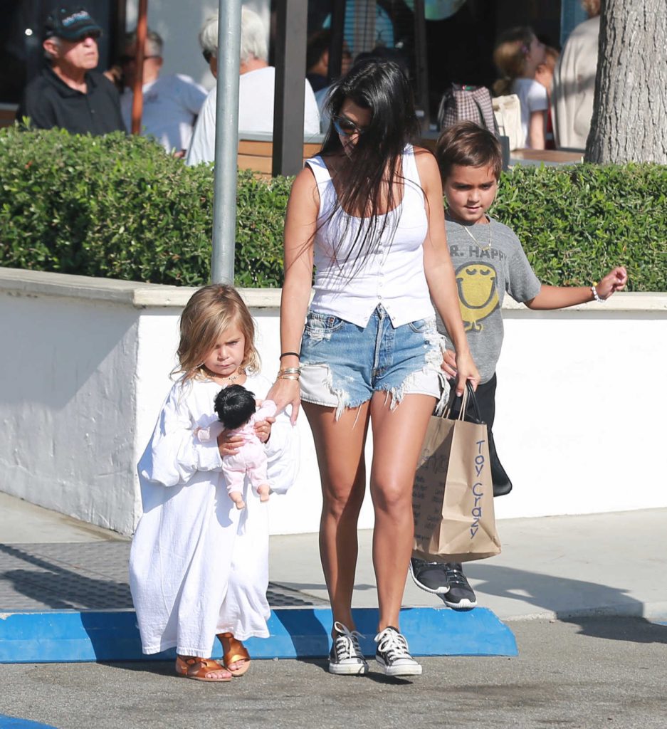 Kourtney Kardashian Goes Shopping in Malibu-3