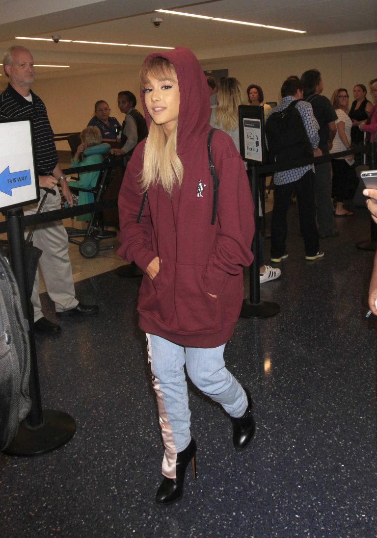 Ariana Grande Was Seen In Lax Airport With An Oversized Hoodie Celeb Donut 6496