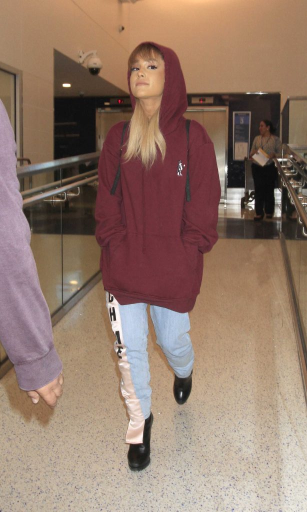 Ariana Grande Was Seen in LAX Airport With an Oversized Hoodie-2