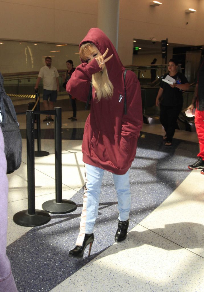 Ariana Grande Was Seen in LAX Airport With an Oversized Hoodie-3