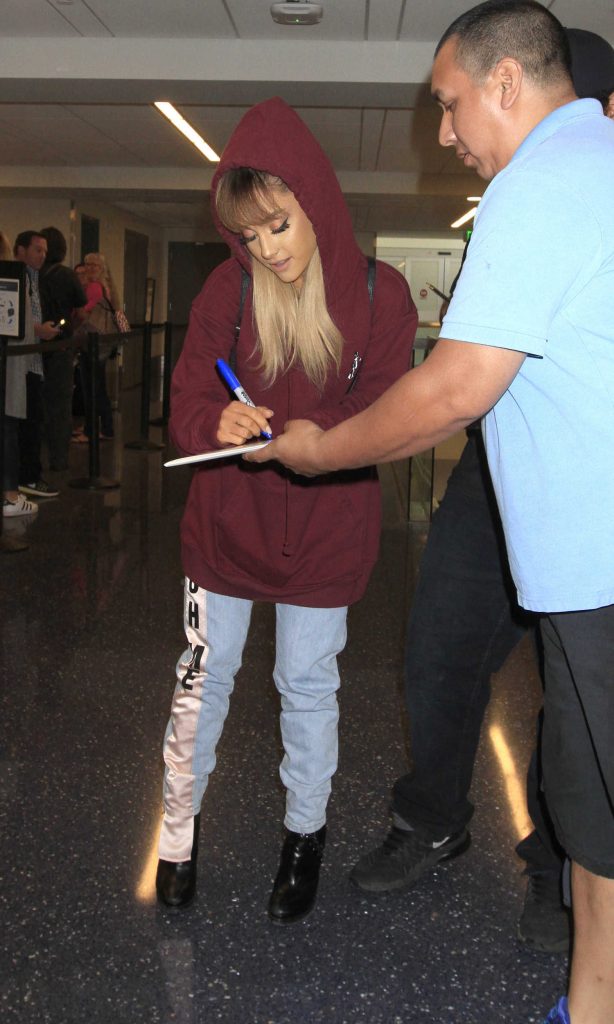 Ariana Grande Was Seen in LAX Airport With an Oversized Hoodie-4