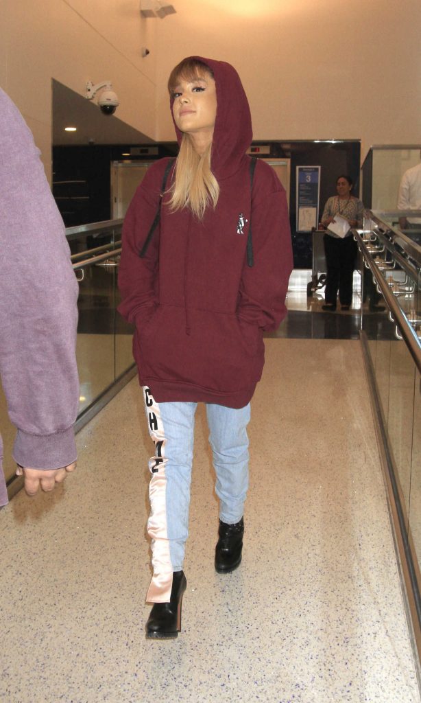 Ariana Grande Was Seen in LAX Airport With an Oversized Hoodie-5