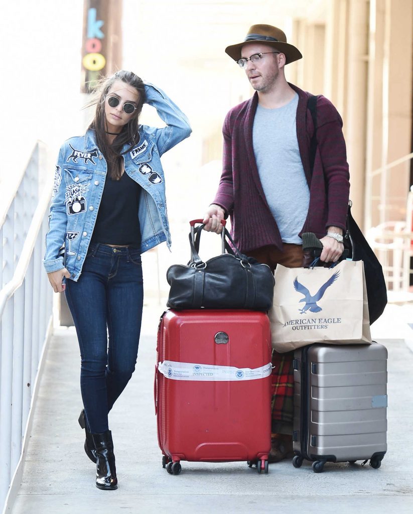 Emily Ratajkowski Was Seen on Her Way to the LAX Airport  in Los Angeles-2