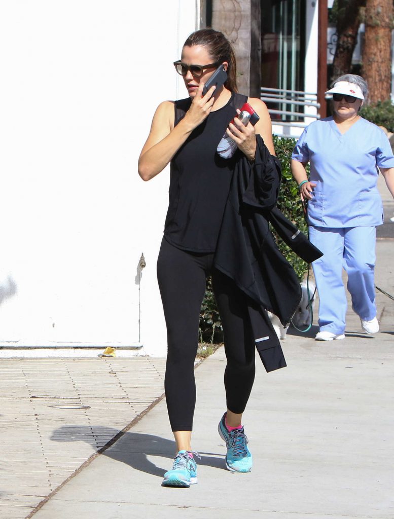 Jennifer Garner Was Seen Out in Los Angeles-5