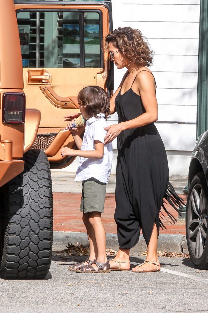 Jennifer Lopez Was Seen in East Hampton, New York-2