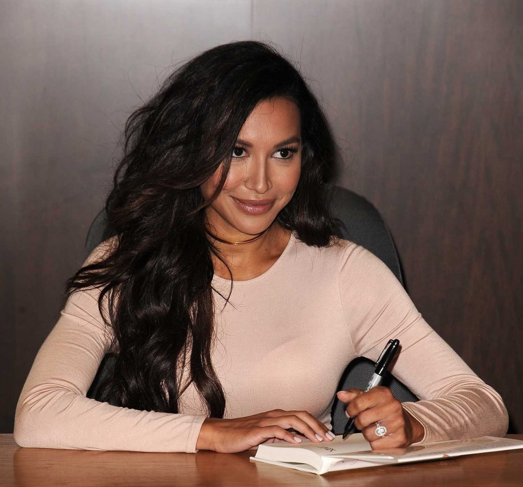 Naya Rivera Signs Her Book at Barnes and Noble at the Grove-4