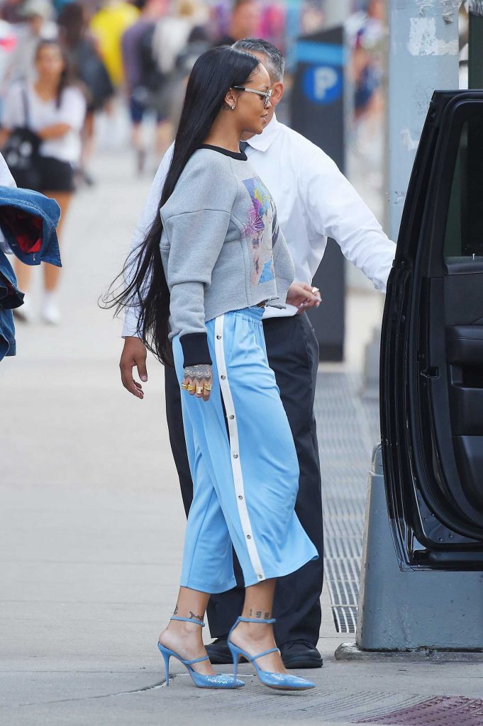 Rihanna Was Spotted Out in New York-4